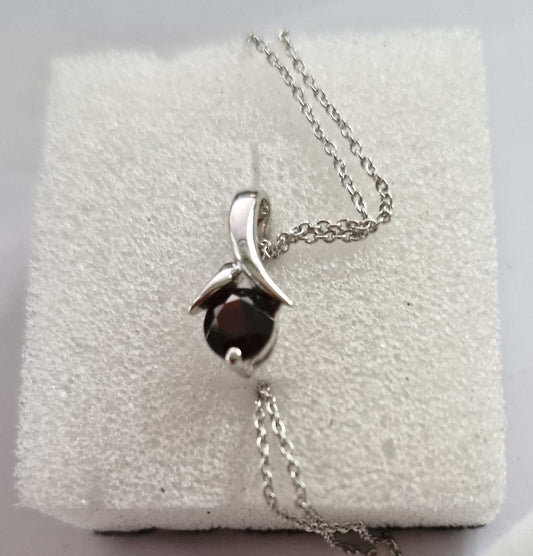 Beautiful Sterling Silver 1.1 CTW Garnet 18in Necklace